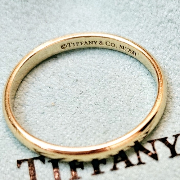 Tiffany & Co. 2mm 18k yellow gold classic band size 6 - Picture 2 of 4